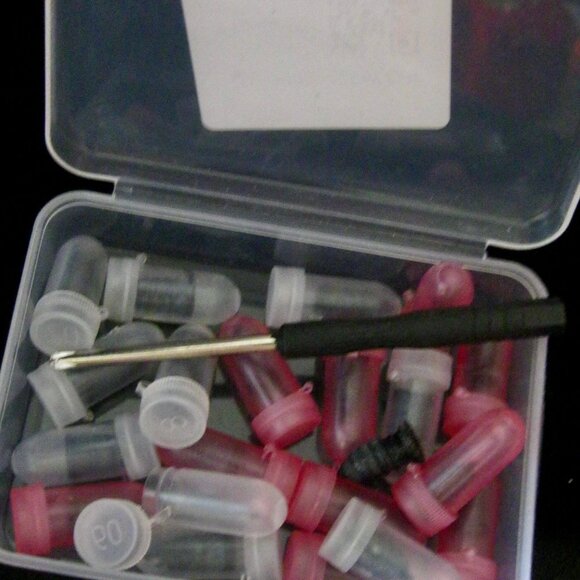 20 PIECE NUMBERED SCREW SET WITH SCREWDRIVER-A REAL DEAL! - Picture 1 of 6